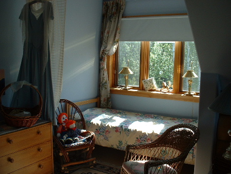 MHRoom3windowseat.jpg