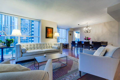 Coal Harbour / West End Corner Suite for sale: Emerald Place 3 bedroom 1,469 sq.ft. (Listed 2014-06-29)