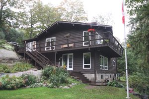 Ahmic Lake Waterfront Cottage with Boat House for sale: 4 bedroom 2,200 sq.ft.