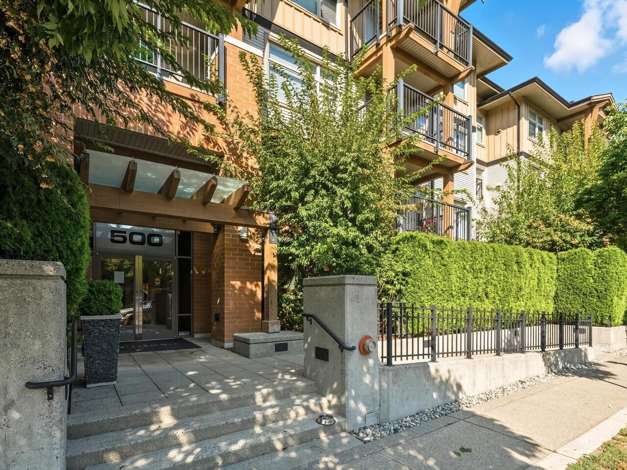 Port Moody Centre Apartment/Condo for sale:  2 bedroom 893 sq.ft. (Listed 2025-10-16)