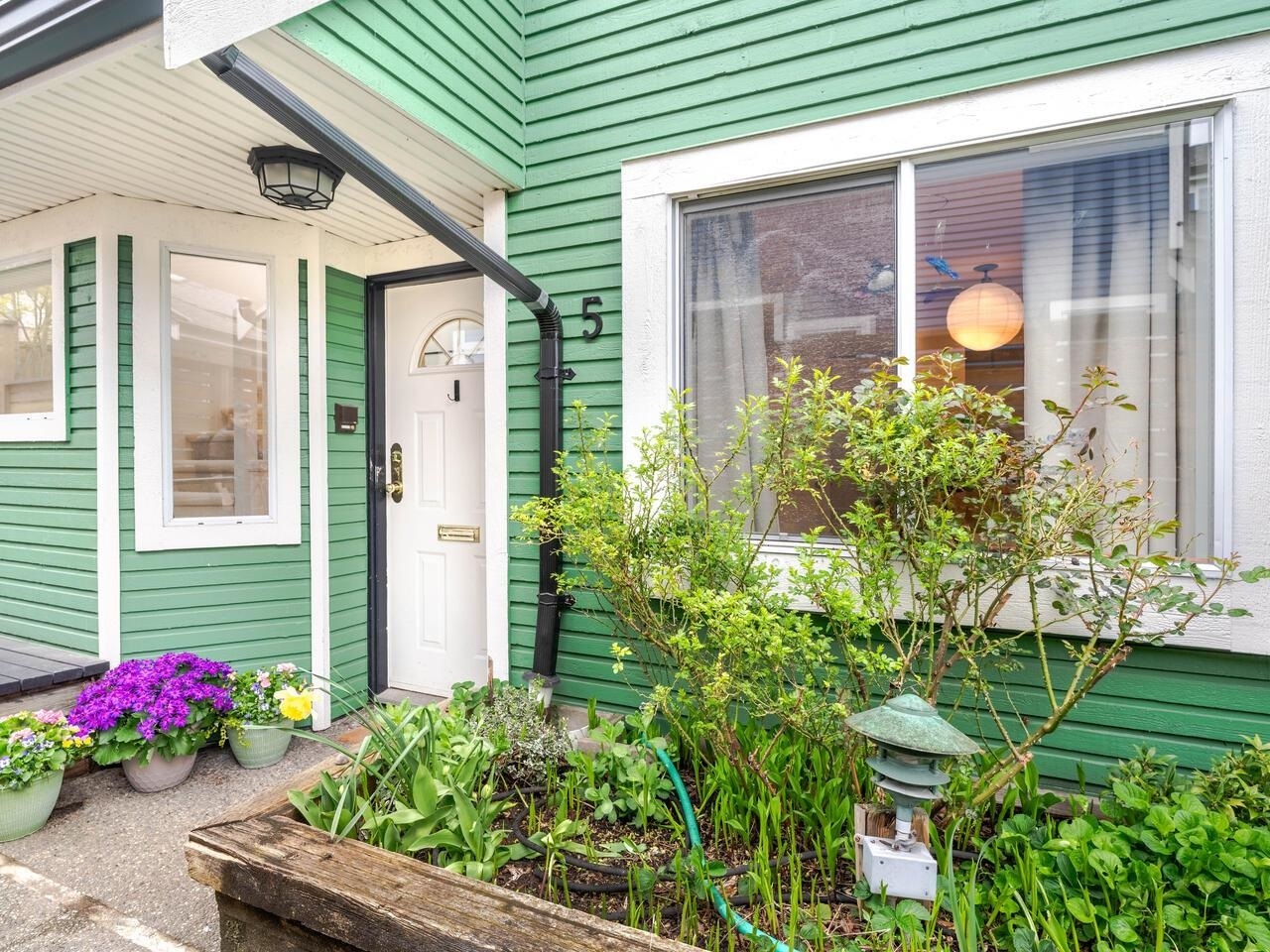 Main Townhouse for sale:  2 bedroom 1,121 sq.ft. (Listed 2025-04-14)