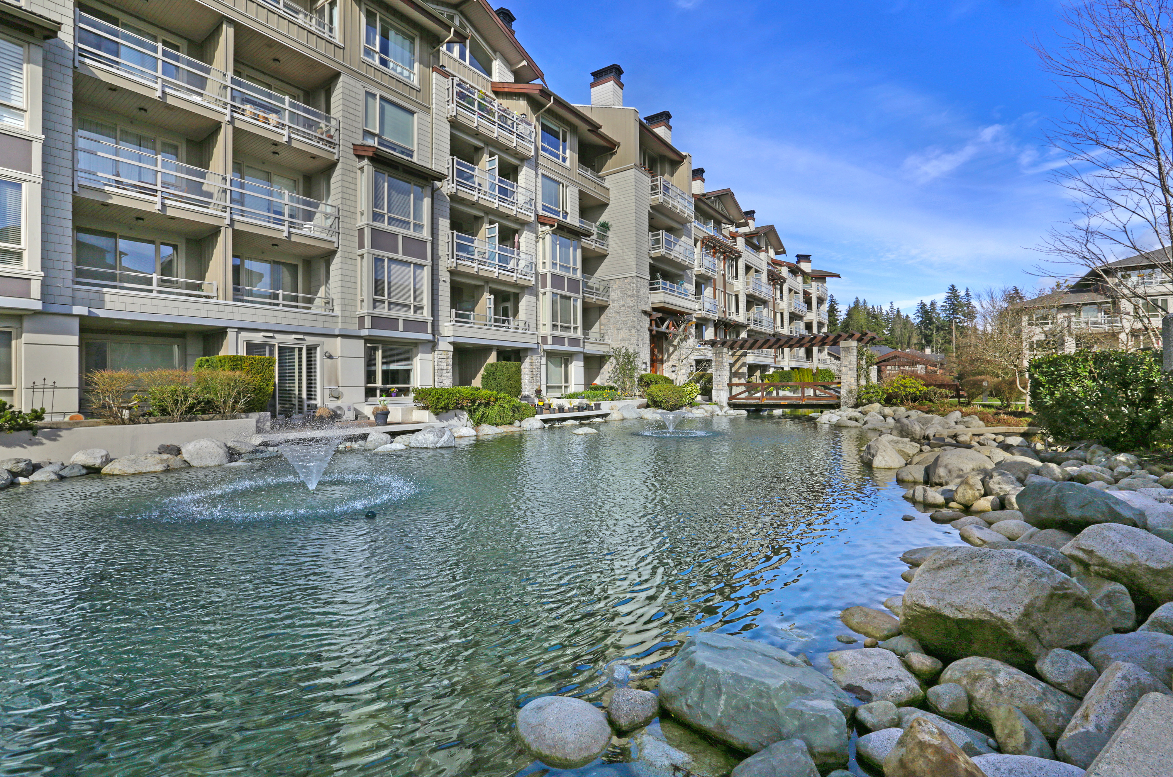 Spacious With Sublime Mountain View!