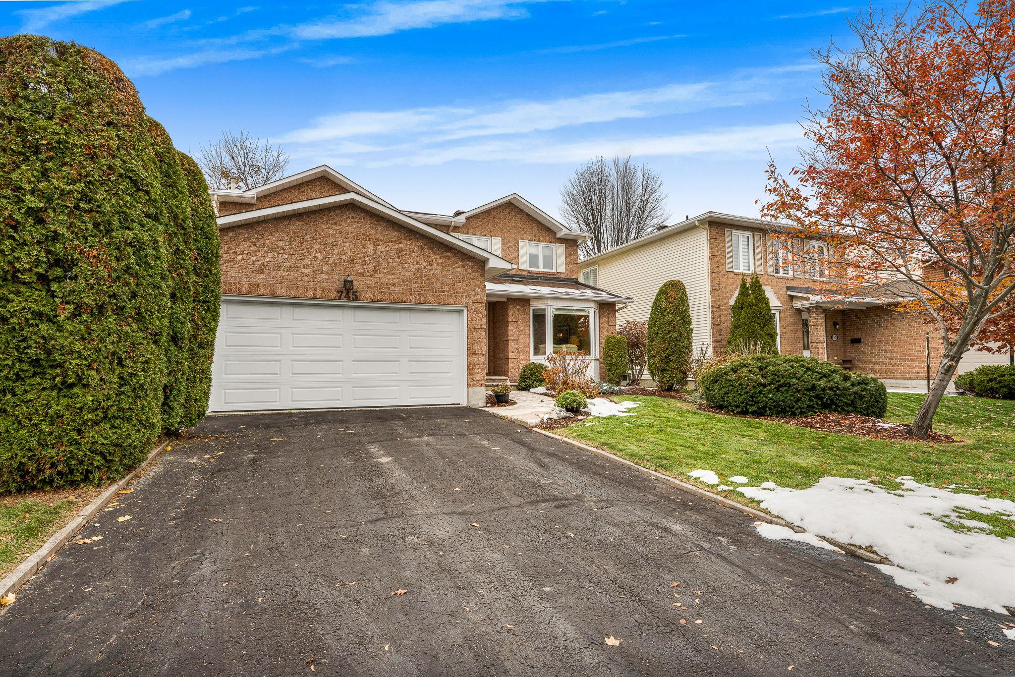 745 Hauteview Crescent