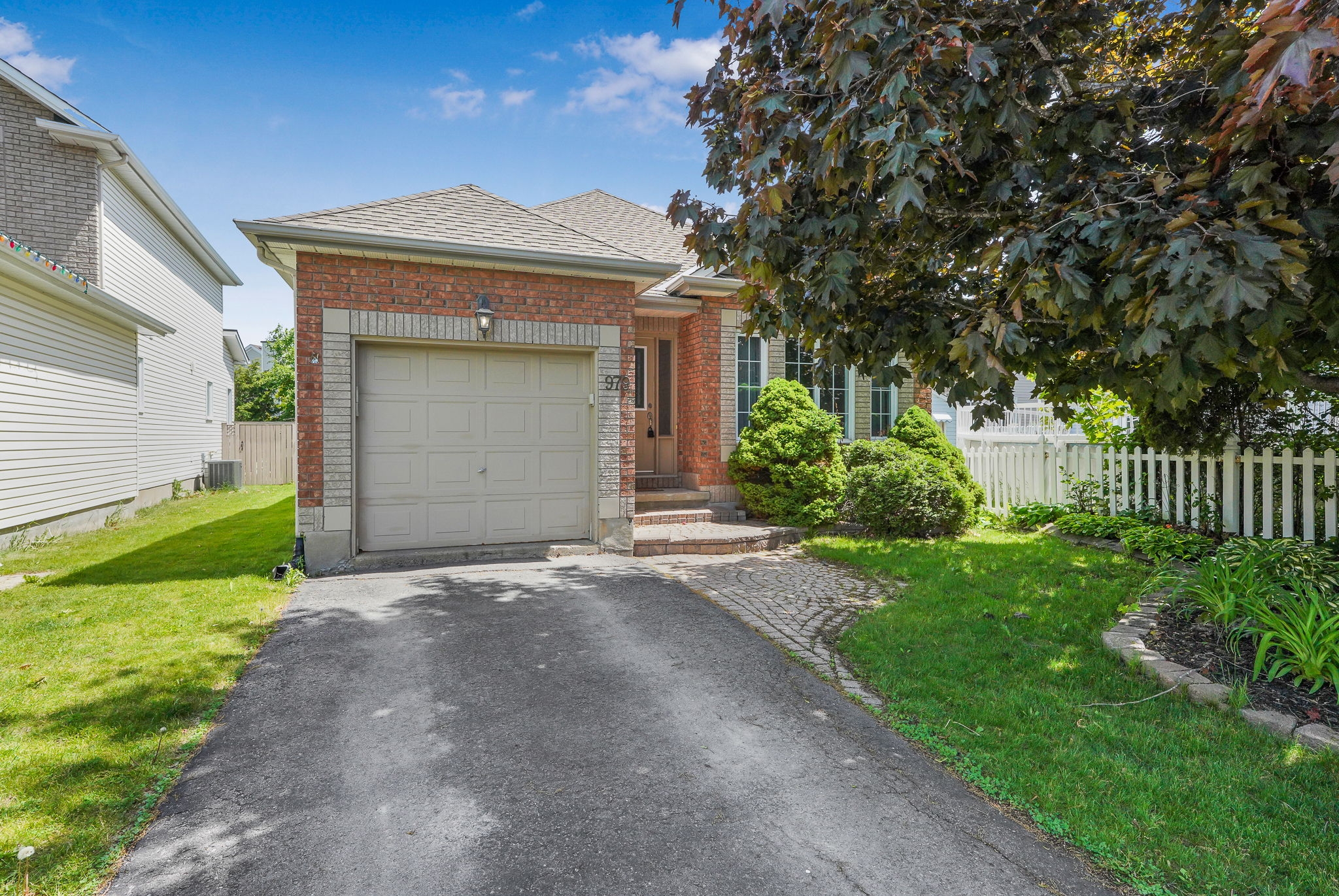 979 Como Crescent