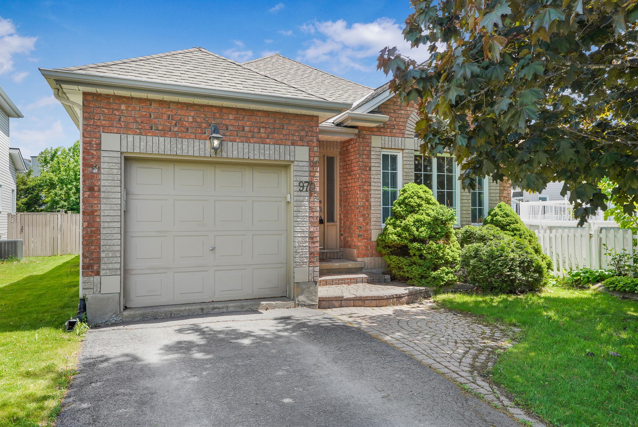 979 Como Crescent
