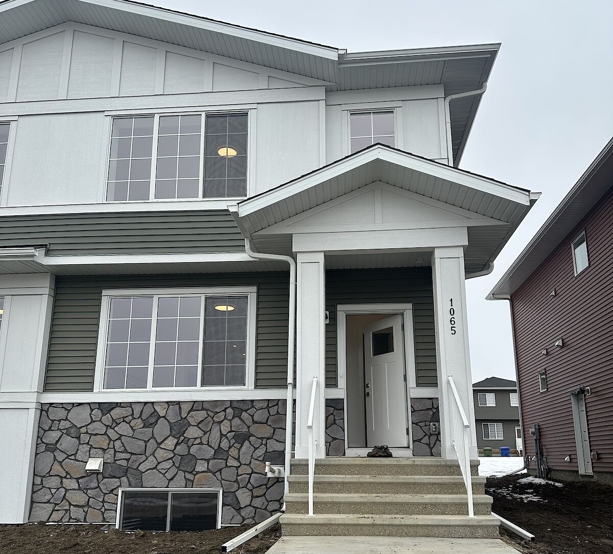 Chestermere Semi Detached (Half Duplex) for rent:  3+den  Stainless Steel Appliances, Tile Backsplash, Laminate Floors, Plush Carpet  (Listed 2025-09-01)