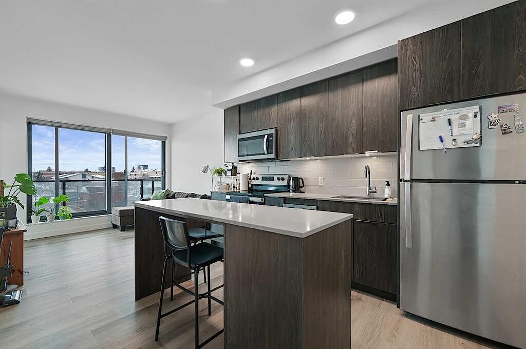 Crescent Heights Condo apartment for rent:  2 bedroom  Stainless Steel Appliances, Granite Countertop, Laminate Floors  (Listed 2025-09-18)