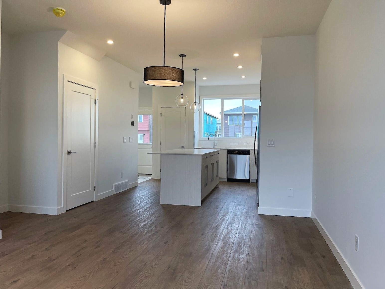 Chestermere House for rent:  4 bedroom  Stainless Steel Appliances, Marble Countertop, Laminate Floors, Plush Carpet  (Listed 2025-12-01)