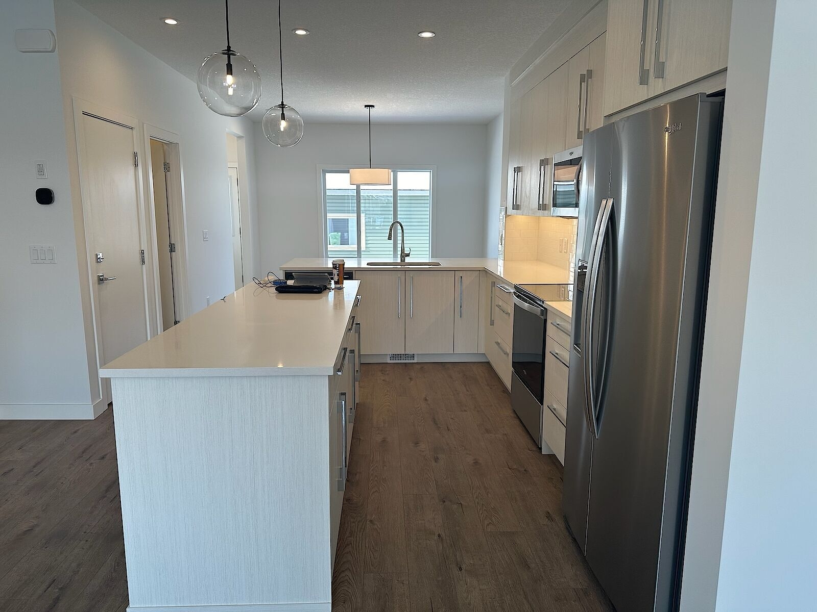 Walden main floor detached house for rent:  3 bedroom  Stainless Steel Appliances, Granite Countertop, Laminate Floors, Plush Carpet  (Listed 2026-01-01)