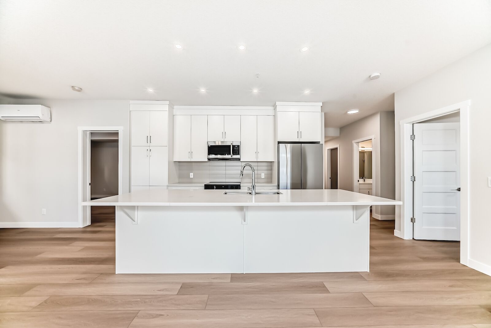 Springbank Hill Condo apartment for rent:  2 + den  Stainless Steel Appliances, Granite Countertop, Tile Backsplash, Laminate Floors 1,200 sq.ft. (Listed 2025-12-09)