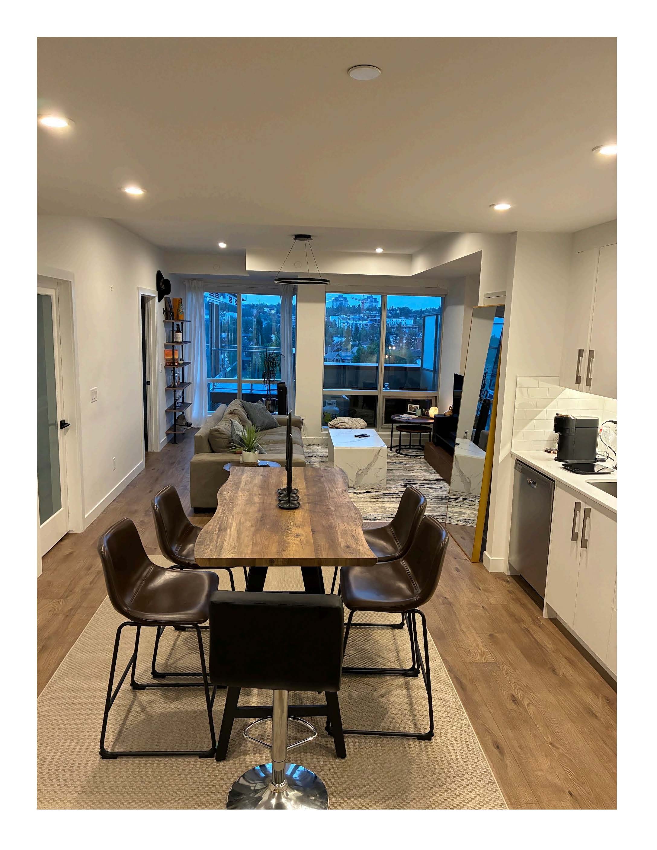 Hillhurst Condo apartment for rent: Frontier 3 bedroom  Stainless Steel Appliances, Tile Backsplash, Laminate Floors  (Listed 2026-09-01)