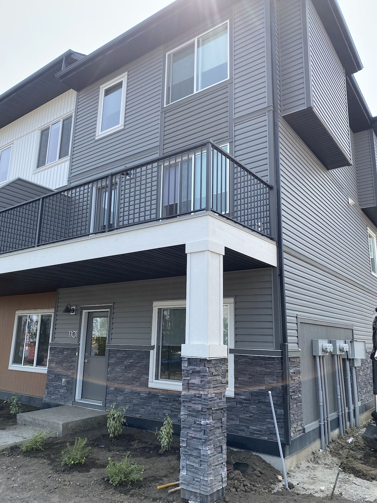 Chestermere Row/Townhouse for rent:  4 bedroom  Stainless Steel Appliances, Tile Backsplash, Glass Shower, Laminate Floors  (Listed 2026-11-01)
