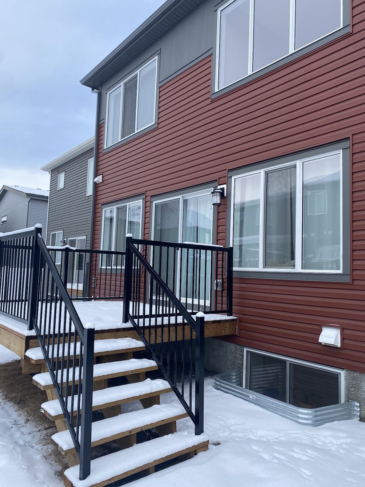 Walden main floor detached house for rent:  3+den  Stainless Steel Appliances, Tile Backsplash, Laminate Floors, Plush Carpet  (Listed 2026-11-01)