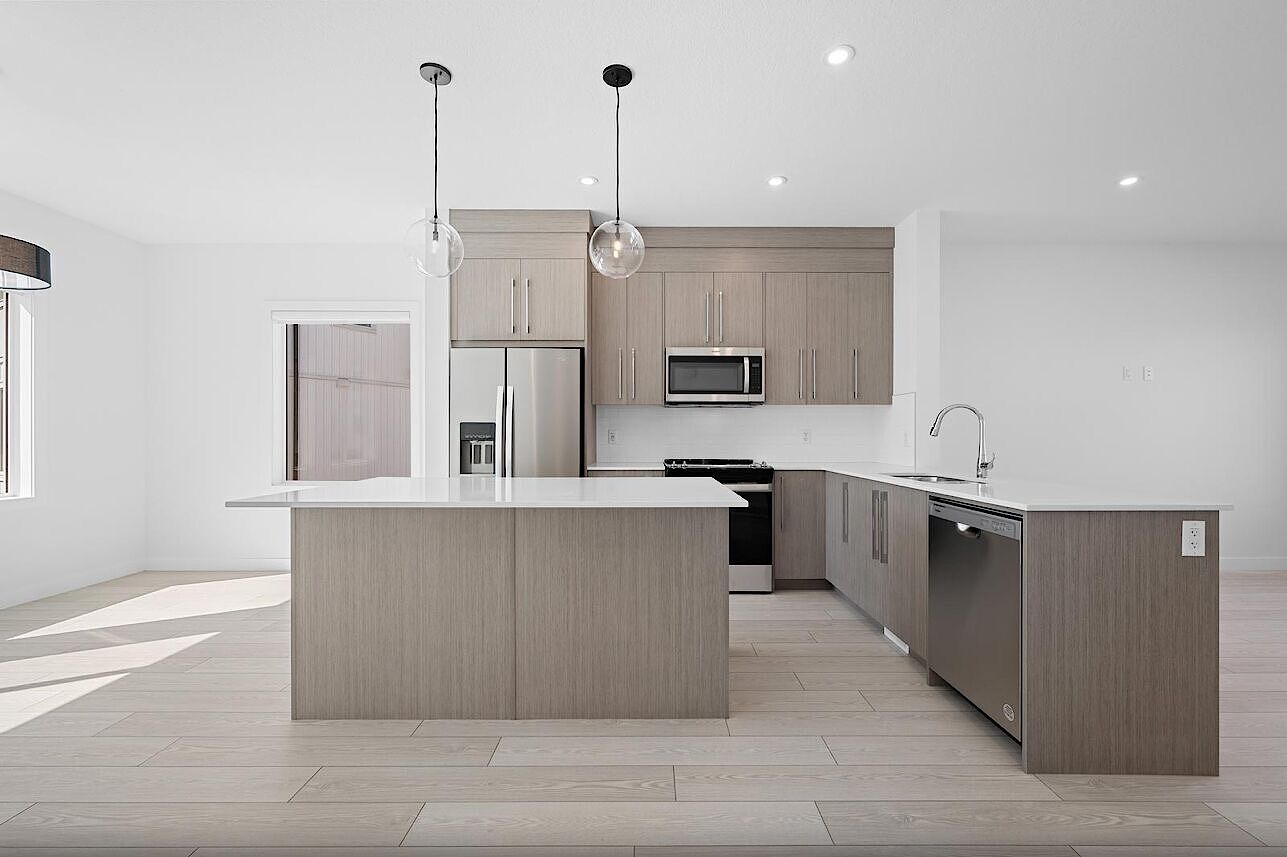 Belmont Row/Townhouse for rent:  4 + Den  Stainless Steel Appliances, Tile Backsplash, Laminate Floors  (Listed 2025-01-30)