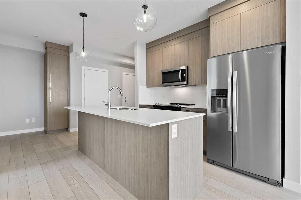 Chestermere Row/Townhouse for rent:  3 bedroom  Stainless Steel Appliances, Laminate Floors, Plush Carpet 1,570 sq.ft. (Listed 2025-04-01)
