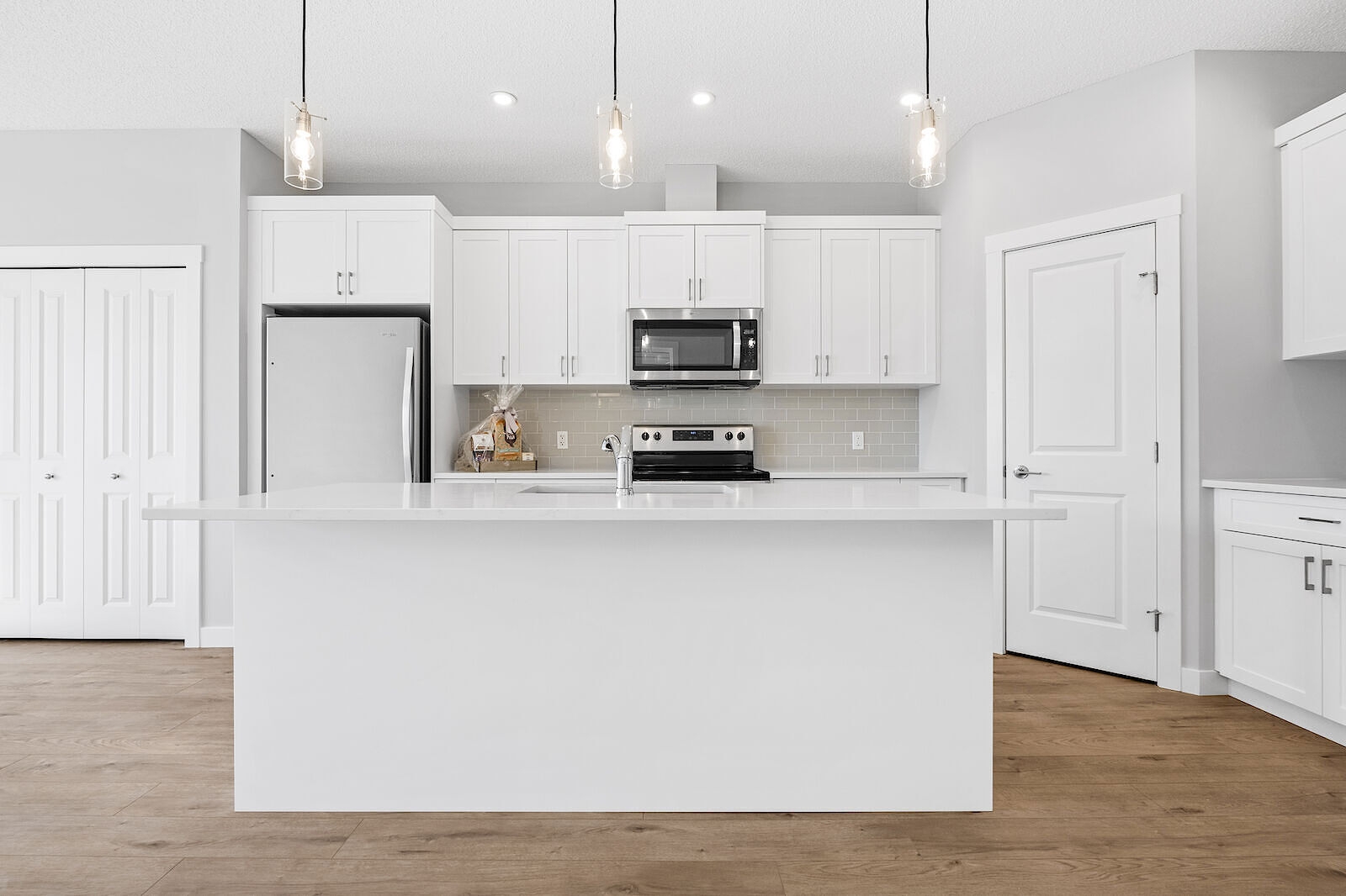 Livingston  Semi Detached (Half Duplex) for rent:  3+den  Granite Countertop, Tile Backsplash, Laminate Floors 1,520 sq.ft. (Listed 2025-07-01)