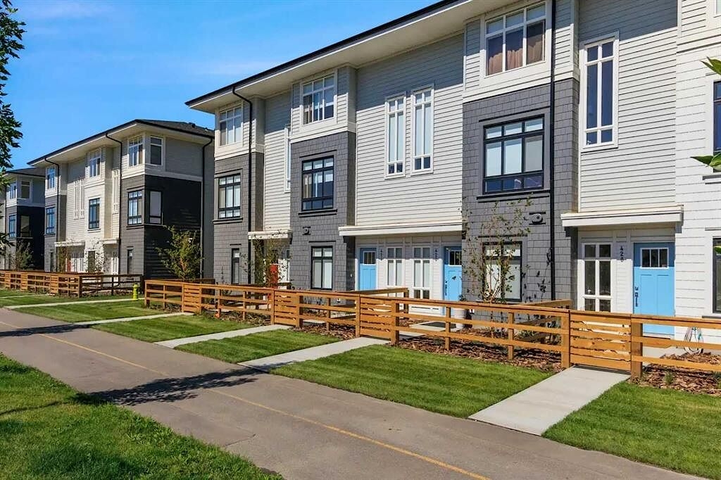 Belmont Row/Townhouse for rent:  3 bedroom  Stainless Steel Appliances, Laminate Floors 1,250 sq.ft. (Listed 2025-07-17)