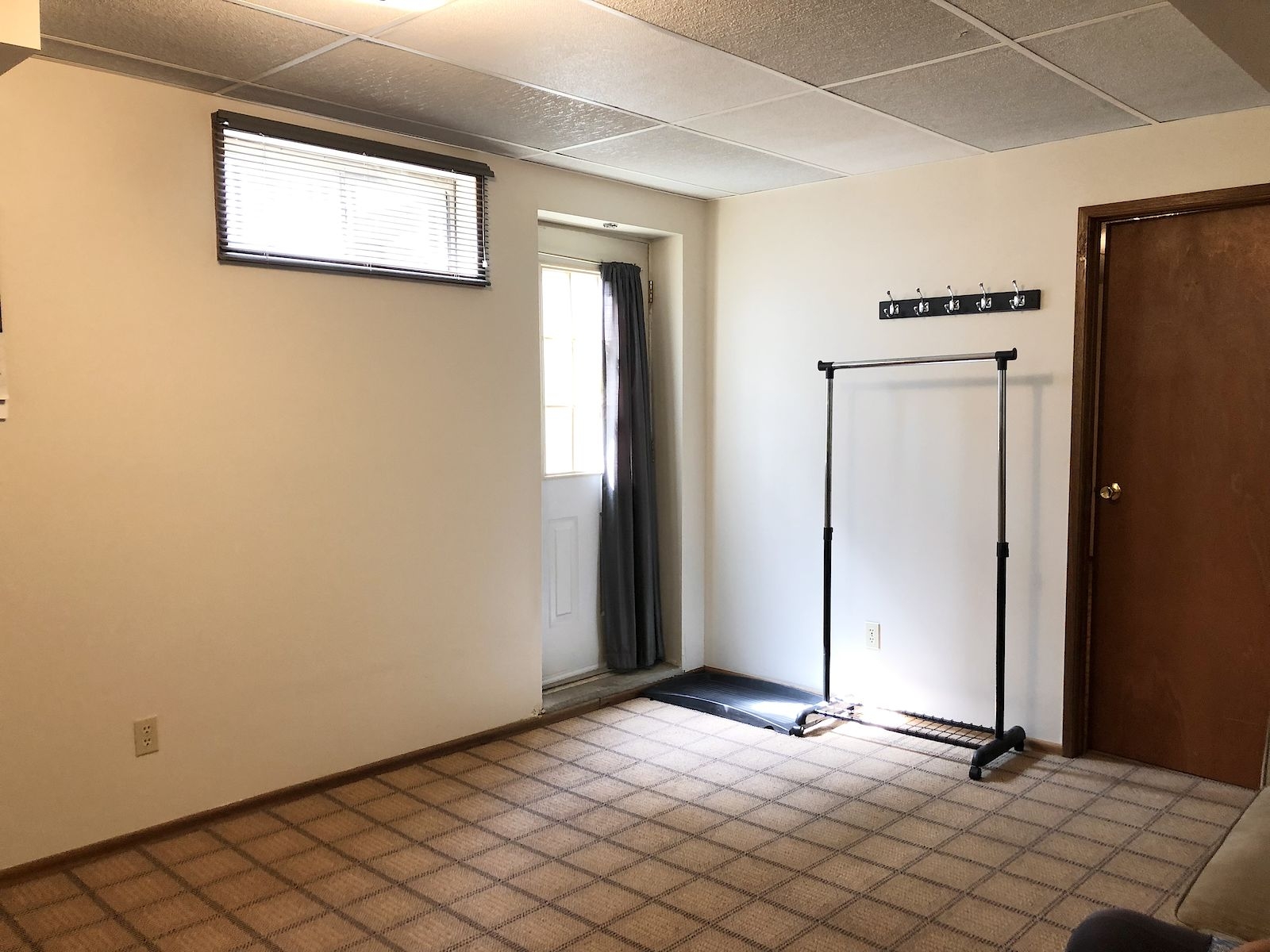 Castleridge Basement of single family home for rent:  1 bedroom 800 sq.ft. (Listed 2025-07-27)