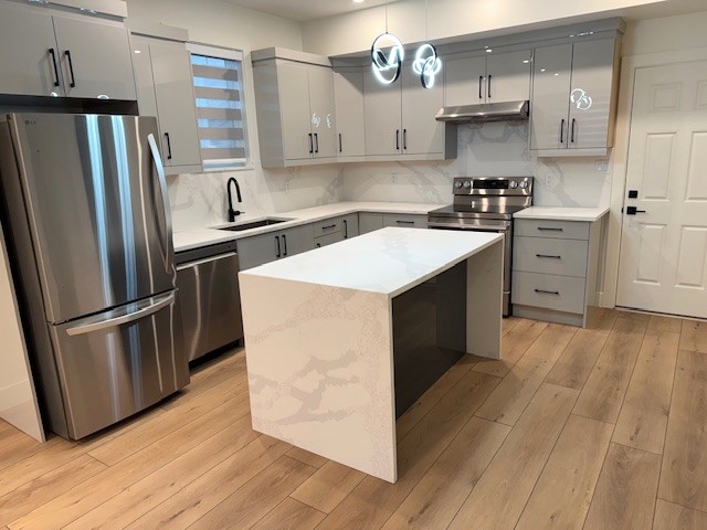 Penticton Townhouse for rent:  3 bedroom  Stainless Steel Appliances, Tile Backsplash, Glass Shower, Laminate Floors  (Listed 2026-03-11)