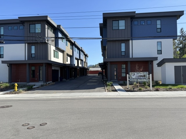 Summerland Townhouse for rent:  3 bedroom  Stainless Steel Appliances  (Listed 2026-06-01)