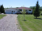 Spruce Meadows House: bl Studio