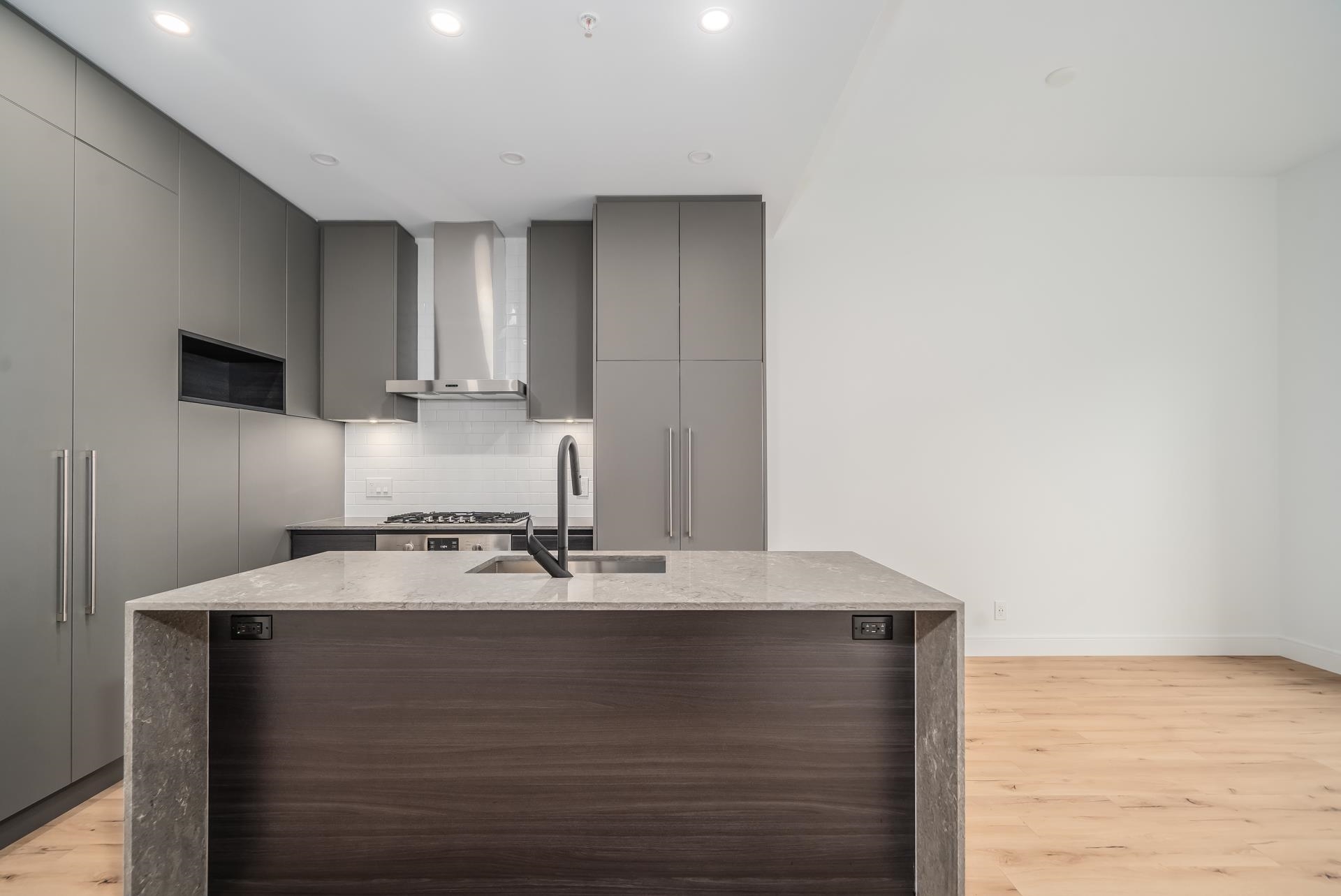 Port Moody Centre Apartment/Condo for sale: 1 bedroom 651 sq.ft. (Listed 2024-10-28)