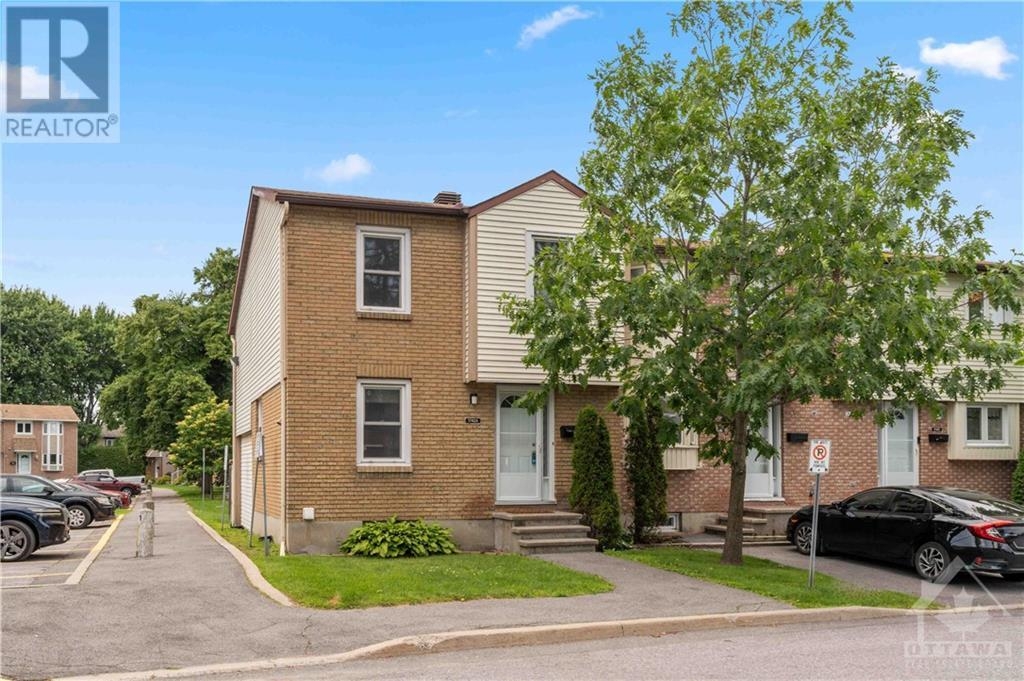 Queenswood Heights Row / Townhouse for sale: 3 bedroom (Listed 2024-07-08)