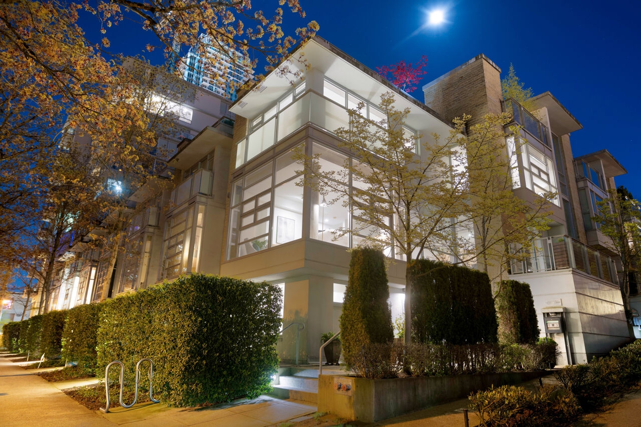 Vancouver SOUTH GRANVILLE TOWNHOUSE WITH HUGE VIEW ROOF DECK for sale:  2 PLUS DEN/OFFICE 1,794 sq.ft. (Listed 2024-04-21)
