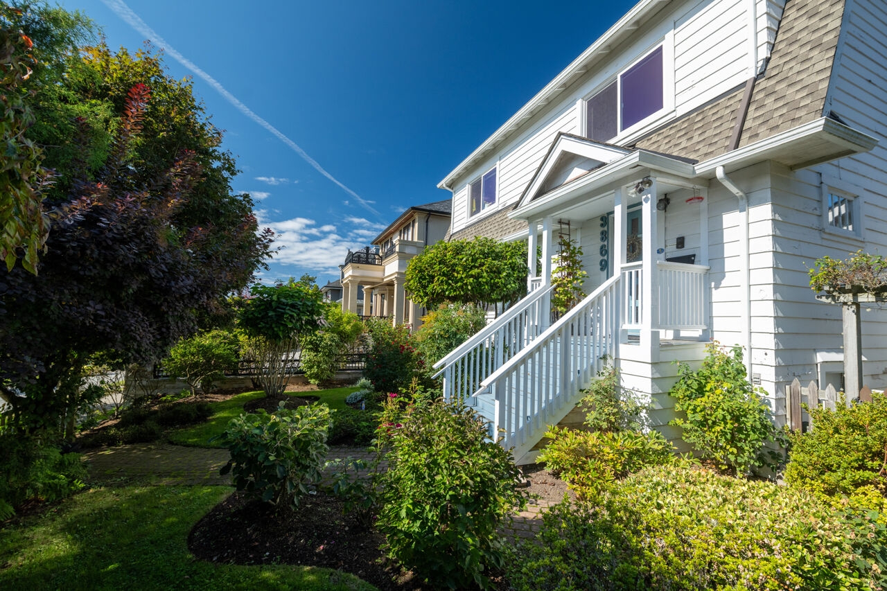 Vancouver EXTENSIVELY UPDATED DUNBAR CHARACTER HOME for sale:  4 bedroom 2,790 sq.ft. (Listed 2025-01-14)