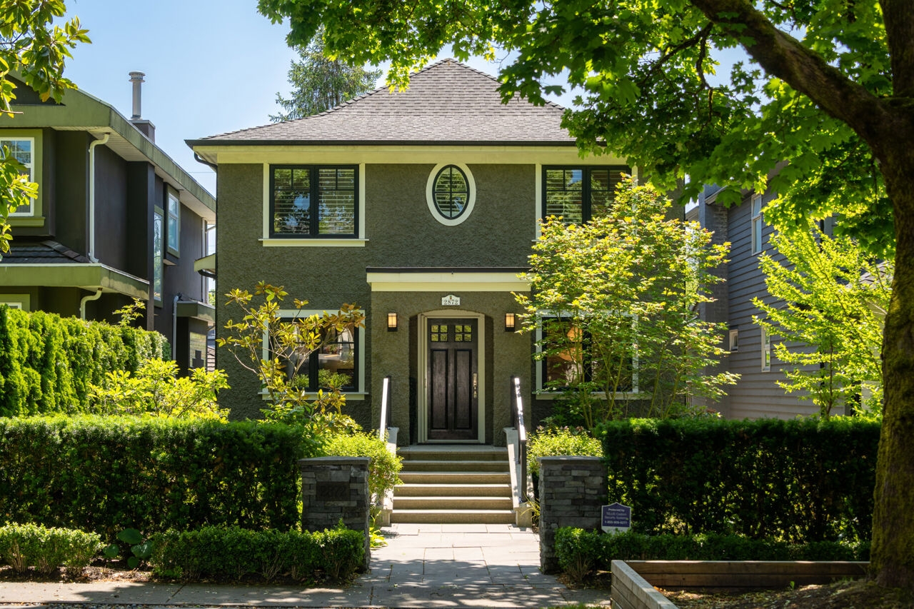 Mackenzie Heights BEAUTIFULLY RENOVATED FAMILY HOME PLUS 617 SF LANEWAY HOUSE for sale:  4 bedroom 3,307 sq.ft. (Listed 2025-03-04)