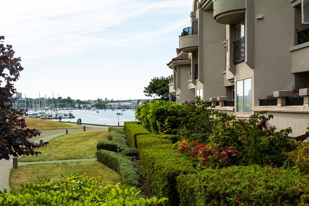 Vancouver FALSE CREEK WATERFRONT CONDO . for sale: 2 PLUS DEN/OFFICE 1,080 sq.ft. (Listed 2026-07-24)