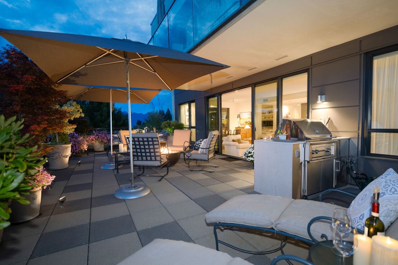 302 - 4427 Cambie Street