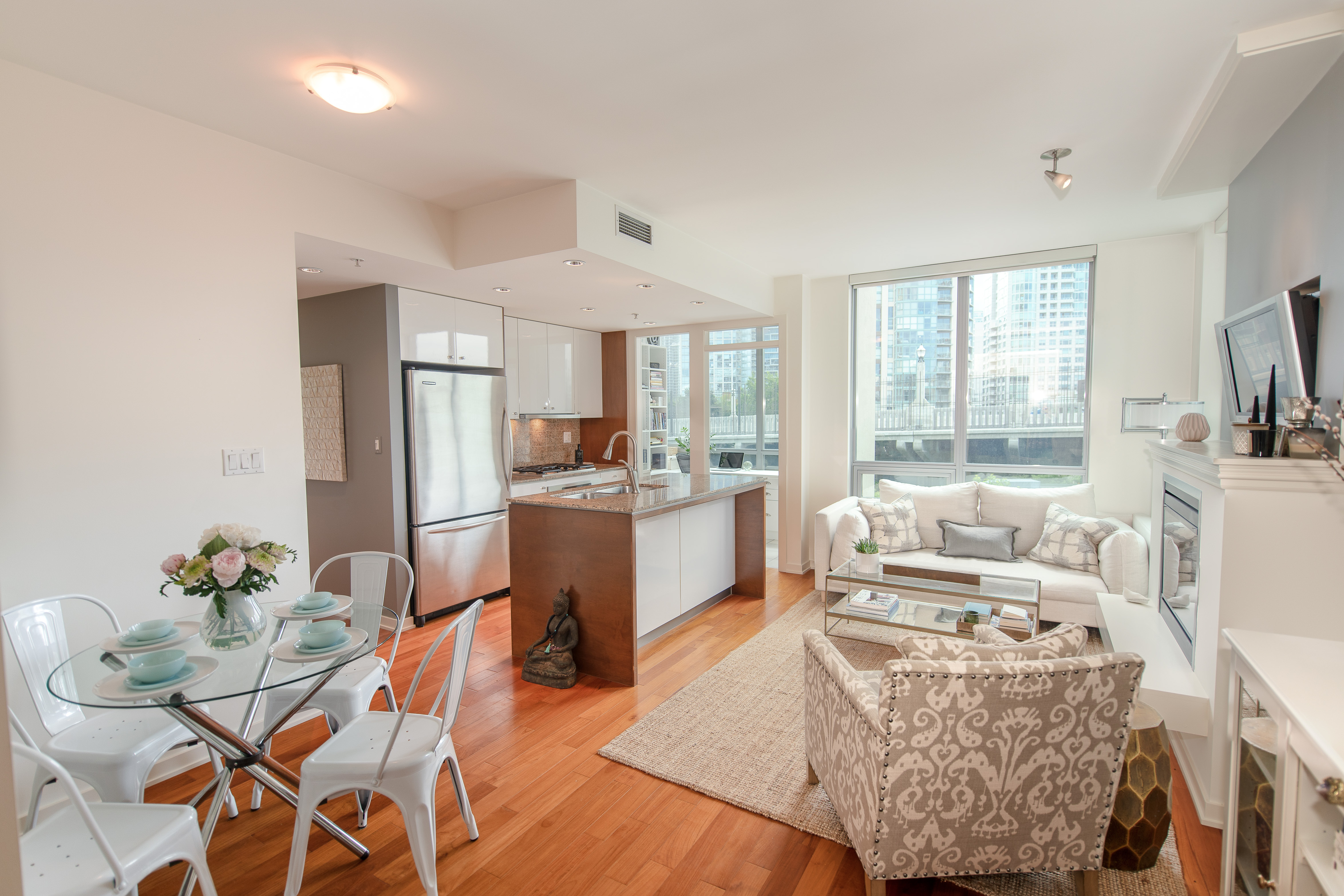 Stylish Beach District - West End 1-Bedroom + Den