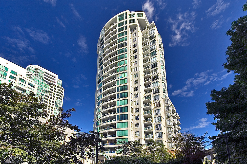 Yaletown / False Creek North Seaside concrete condo hirise for sale: The Discovery 2 bedroom 978 sq.ft. (Listed 2013-04-16)