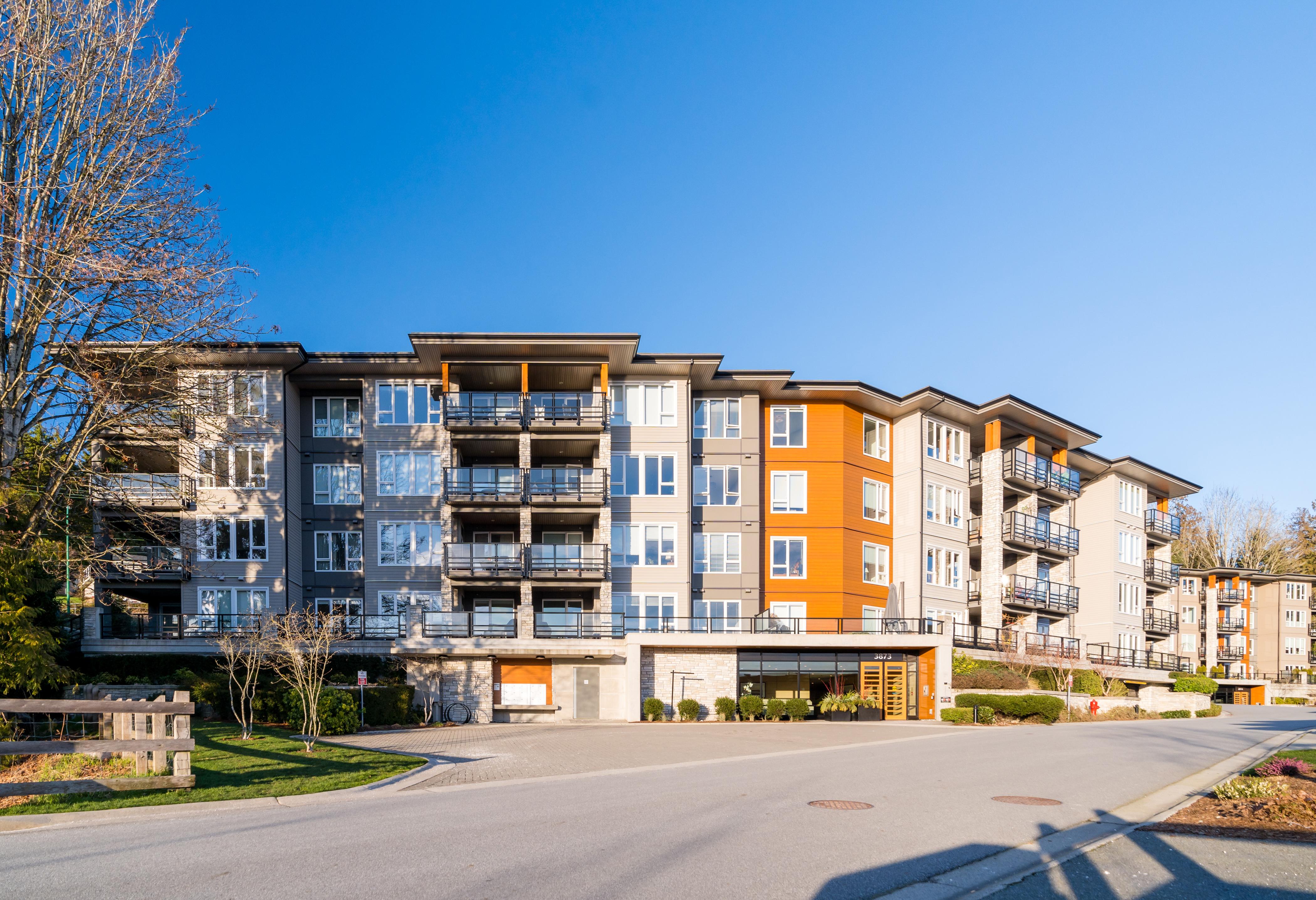 Deep Cove Prestigious Waterfront Penthouse for sale: Cates Landing  3 bedroom  Tile Backsplash, European Appliance, Rain Shower, Glass Shower, Laminate Floors 1,249 sq.ft. (Listed 2024-02-21)