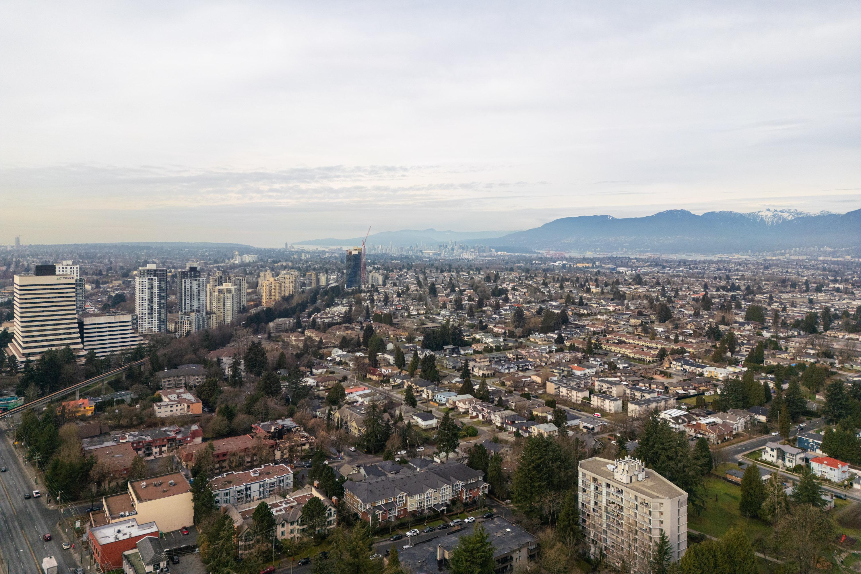 Metrotown Concrete Condo Highrise for sale: The Alydynne on the Park - by Polygon Studio Laminate Floors 1,002 sq.ft. (Listed 2025-01-27)