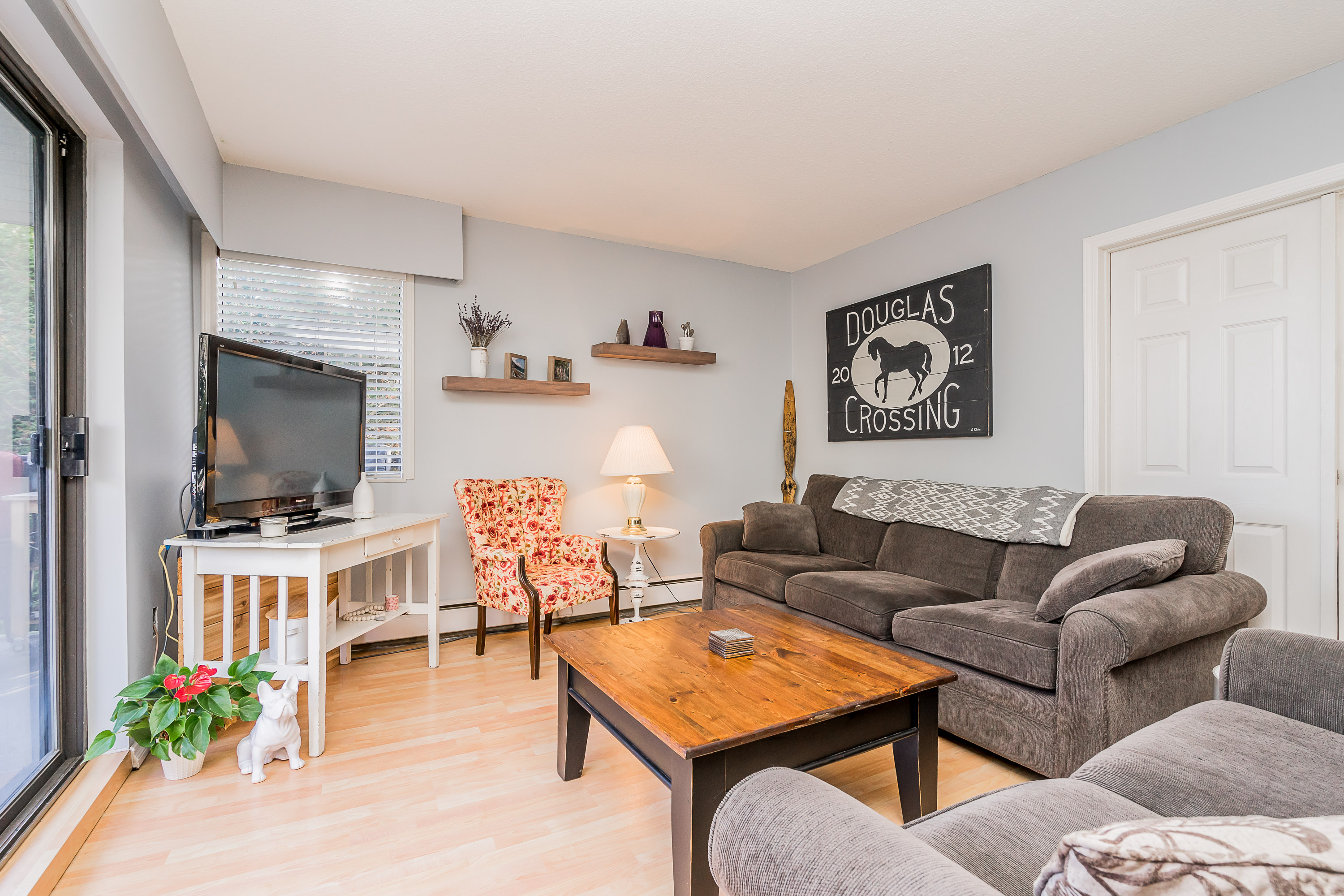 White Rock Apartment Unit for sale: Juniper Arms 2 bedroom 1,032 sq.ft. (Listed 2020-03-13)