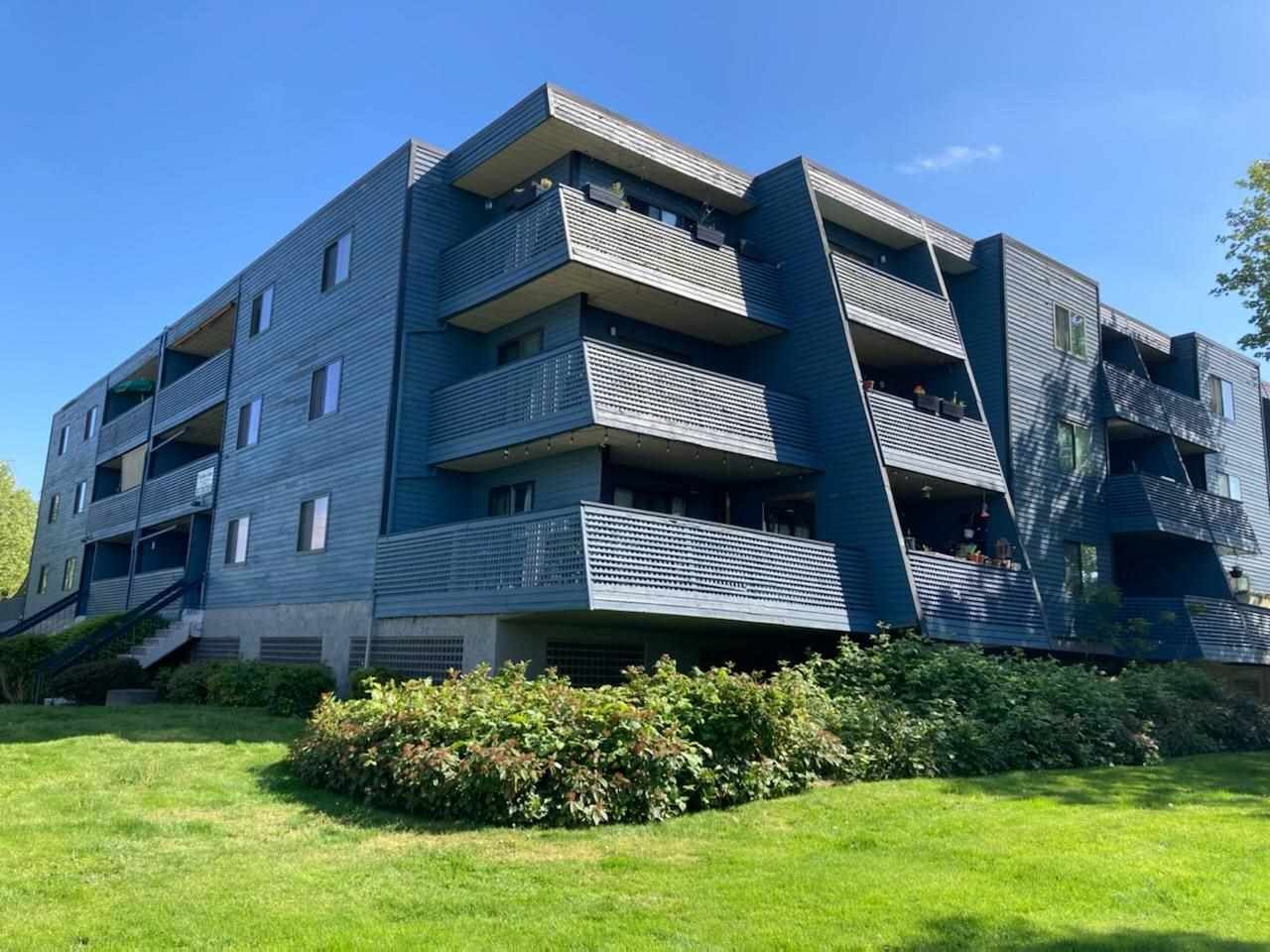 Cloverdale BC Apartment/Condo for sale:  2 bedroom 904 sq.ft. (Listed 2021-05-13)