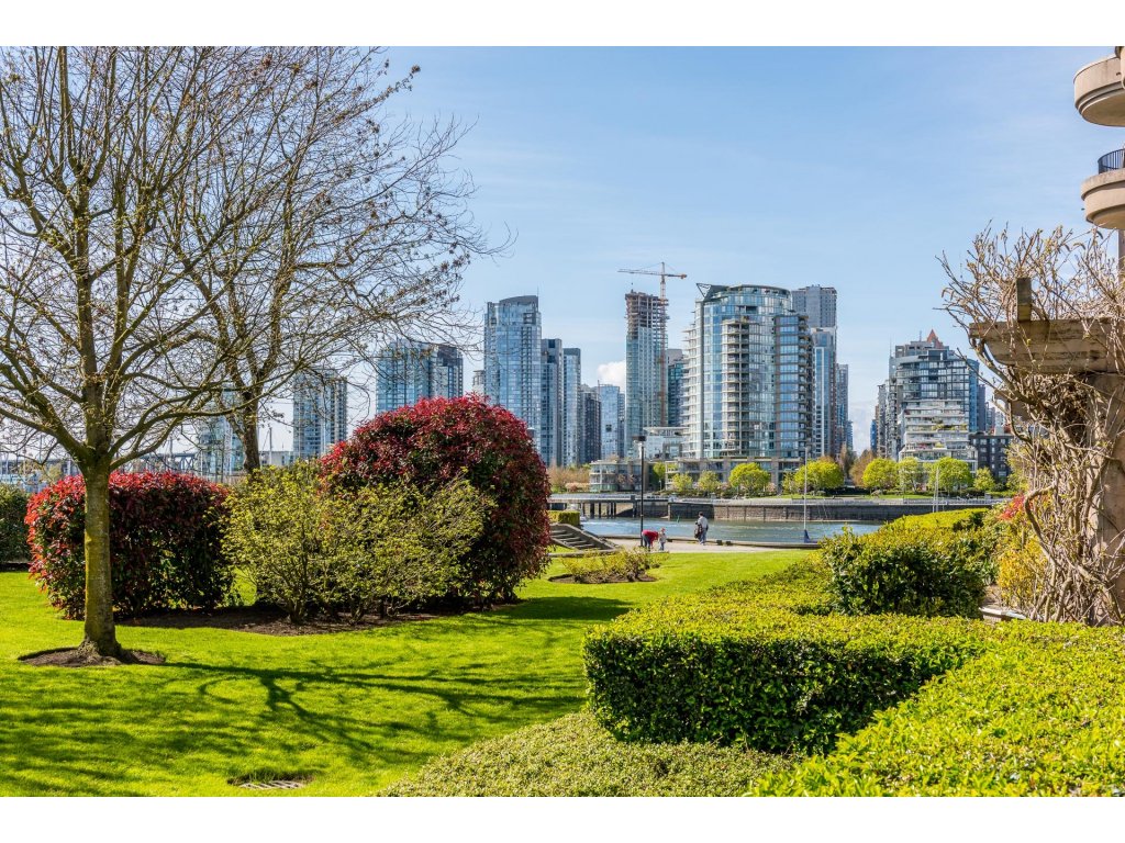 False Creek Apartment for sale: Henley Court 1 bedroom 732 sq.ft. (Listed 2017-05-01)