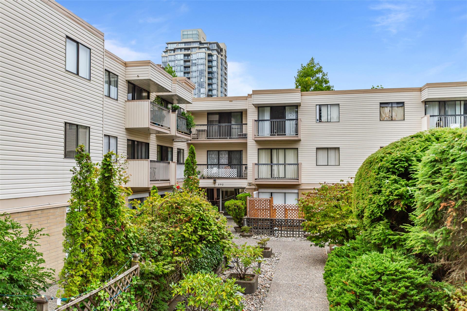Coquitlam West Apartment/Condo for sale:  2 bedroom 950 sq.ft. (Listed 2025-09-02)