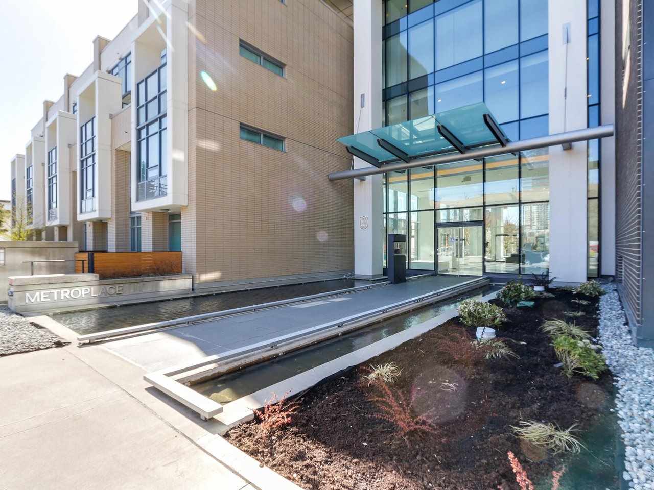 Metrotown Condo for sale:  2 bedroom 889 sq.ft. (Listed 2018-06-12)