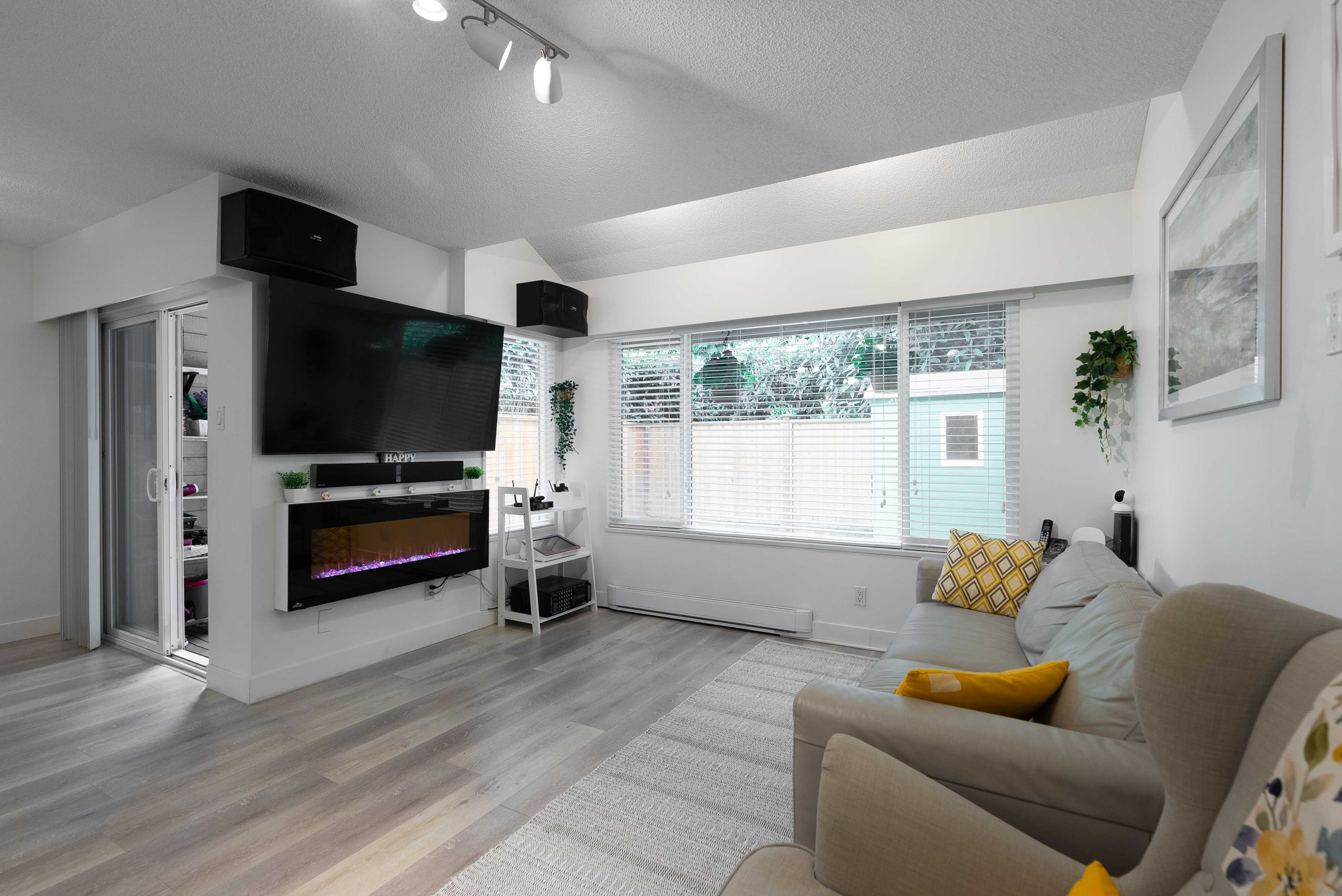 Granville Townhome for sale Laurelwood Gardens 3 + Den 1,476 sq.ft