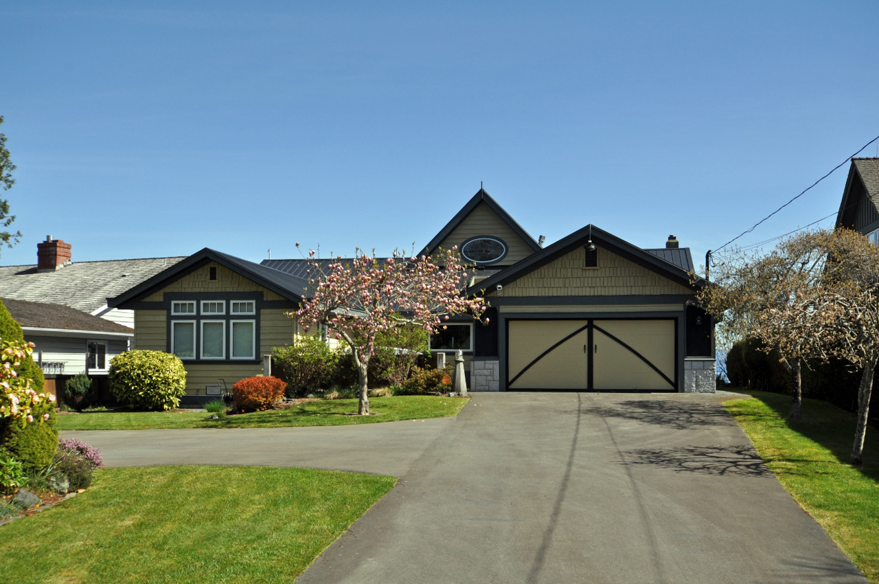 Qualicum Beach 4 Bedroom Beachfront Home for sale 2,800 sq.ft. (Listed