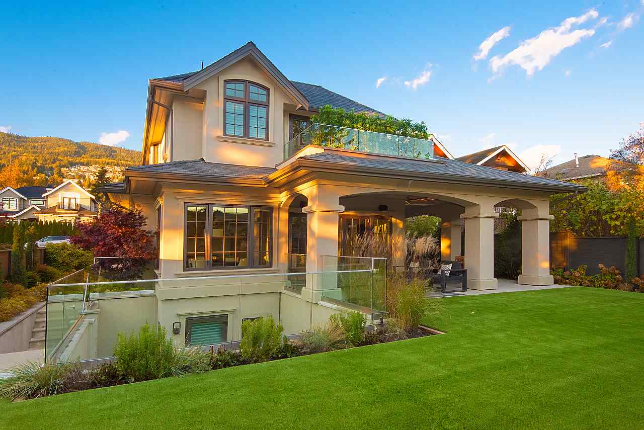 Dundarave House for sale: 5 bedroom 4,641 sq.ft. (Listed 2019-11-26)