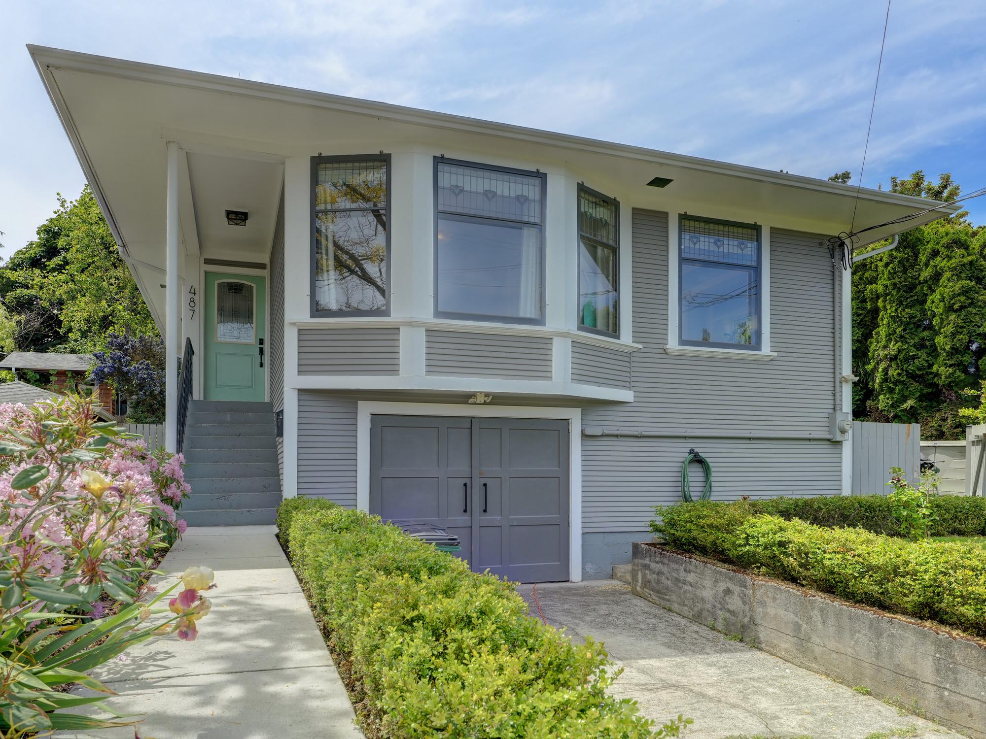 Saanich West House for sale: 4 bedroom 1,877 sq.ft. (Listed 2025-04-29)