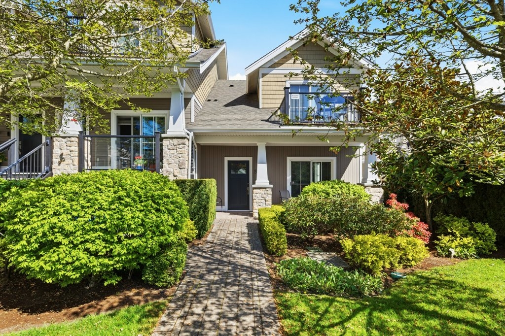 Southeast Sidney Townhouse for sale: Oakville Mews 2 bedroom 908 sq.ft. (Listed 2026-04-25)