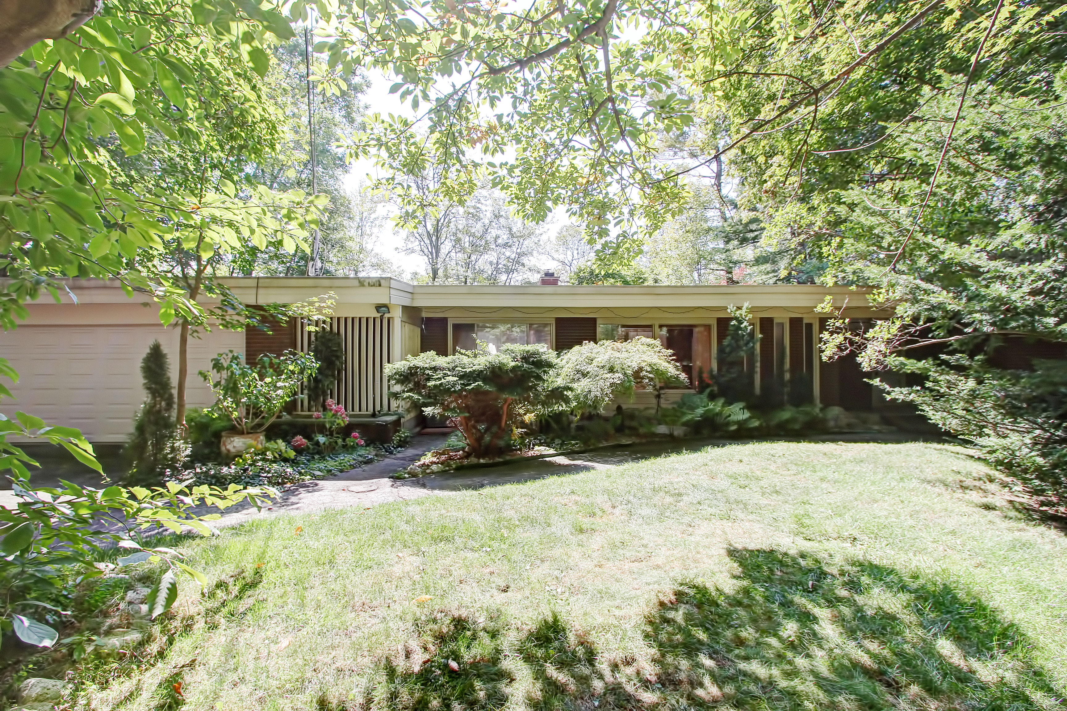 Lorne Park Single Family Detached for sale:  4 bedroom 3,000 sq.ft. (Listed 2017-10-21)