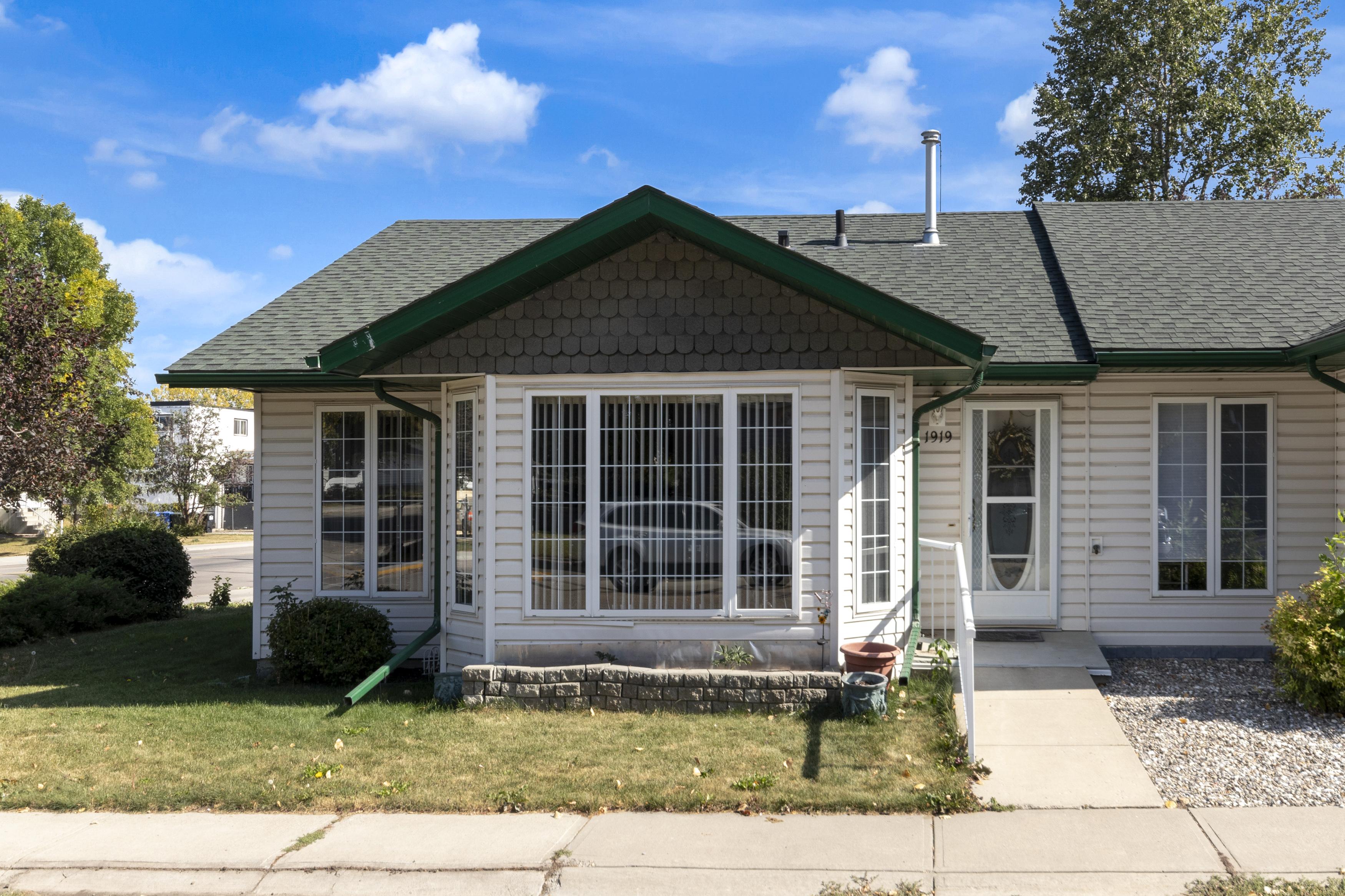 NONE Row/Townhouse for sale:  4 bedroom 1,037.74 sq.ft. (Listed 2025-09-25)