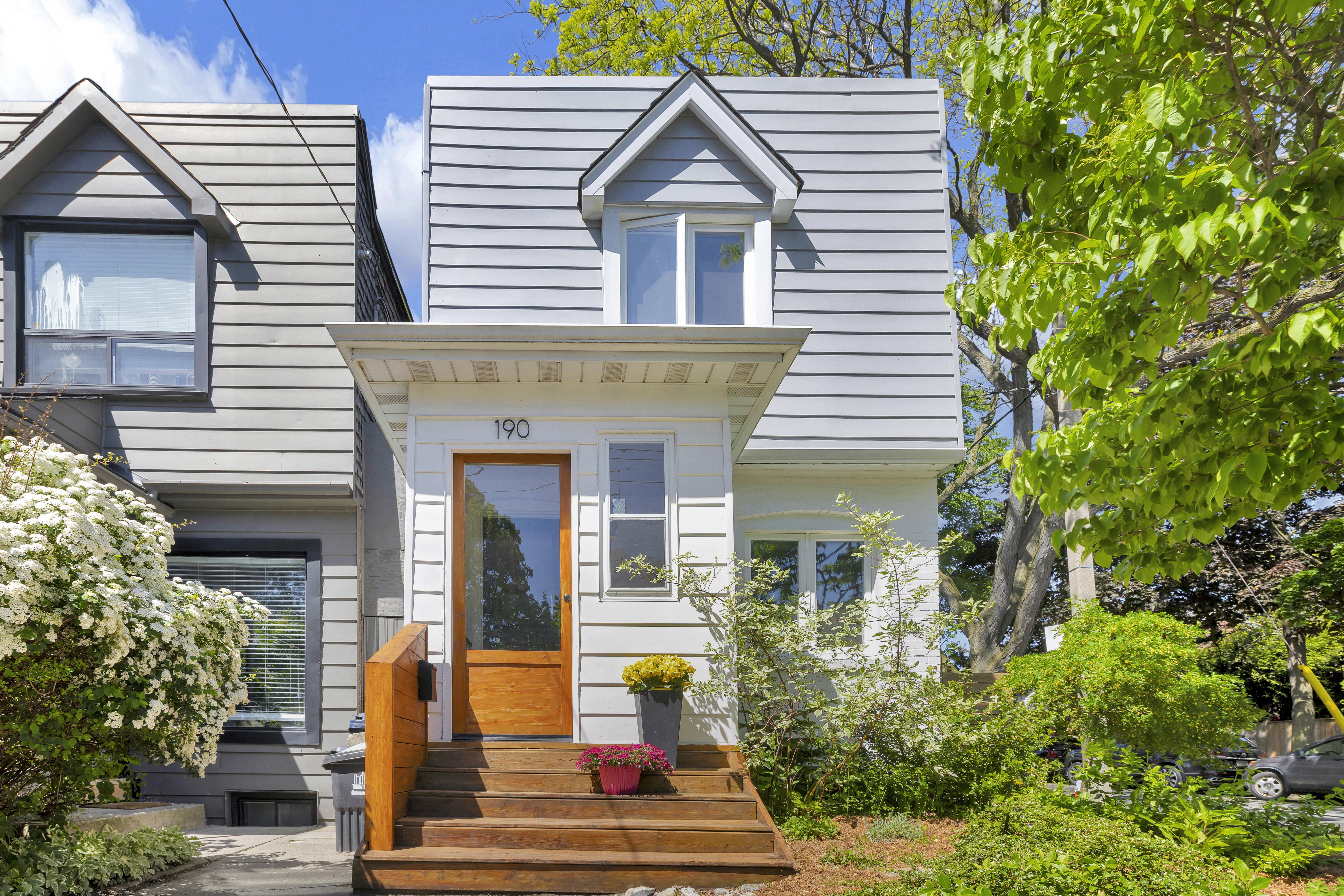 Leslieville House for sale: 2 bedroom Stainless Steel Appliances, Granite Countertop, Tile Backsplash, Hardwood Floors 940 sq.ft. (Listed 2026-06-02)