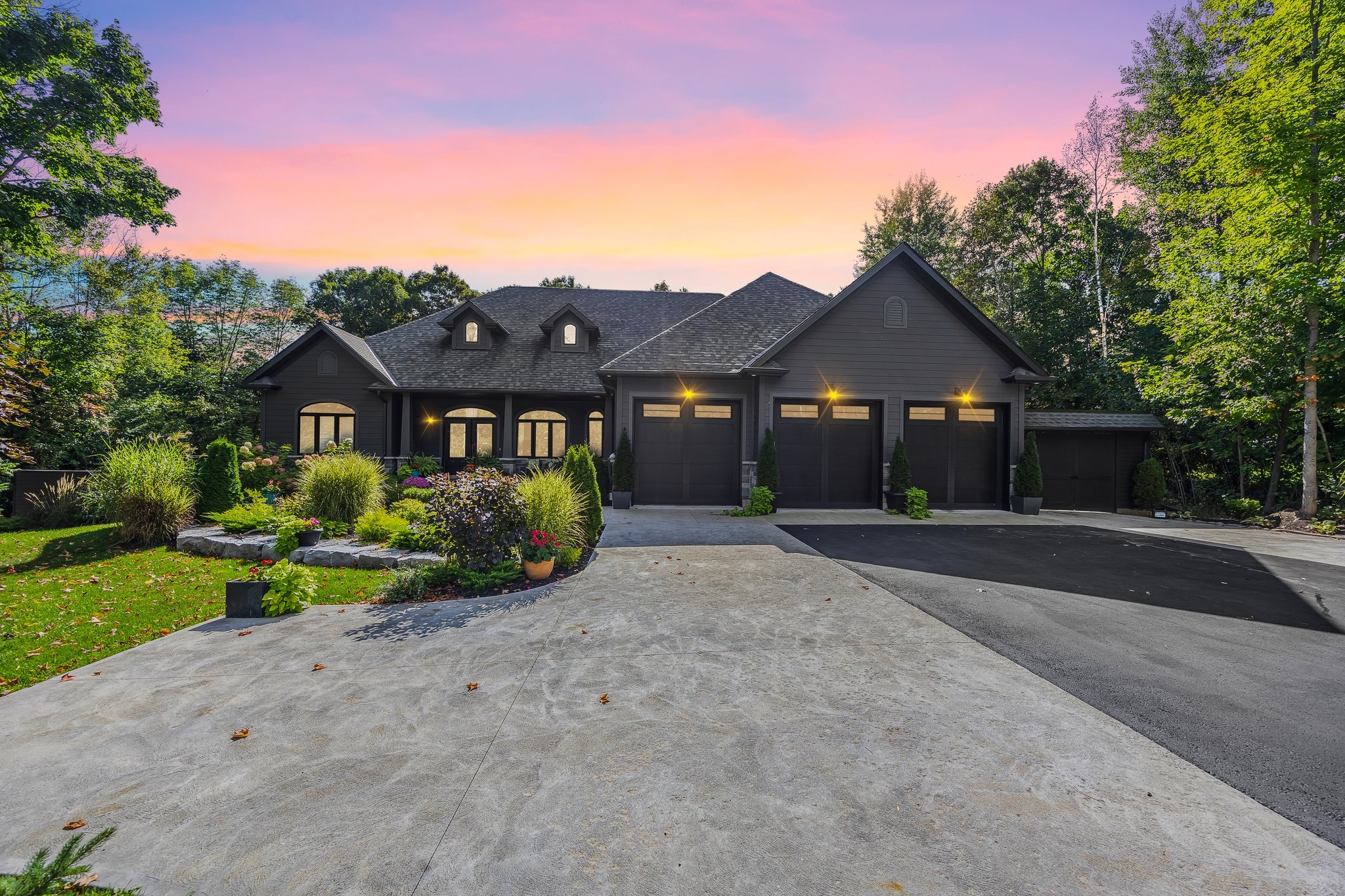 Marchmont House for sale: 3 bedroom Stainless Steel Appliances, Granite Countertop, Tile Backsplash, Glass Shower, Hardwood Floors 2,200 sq.ft. (Listed 2024-10-02)